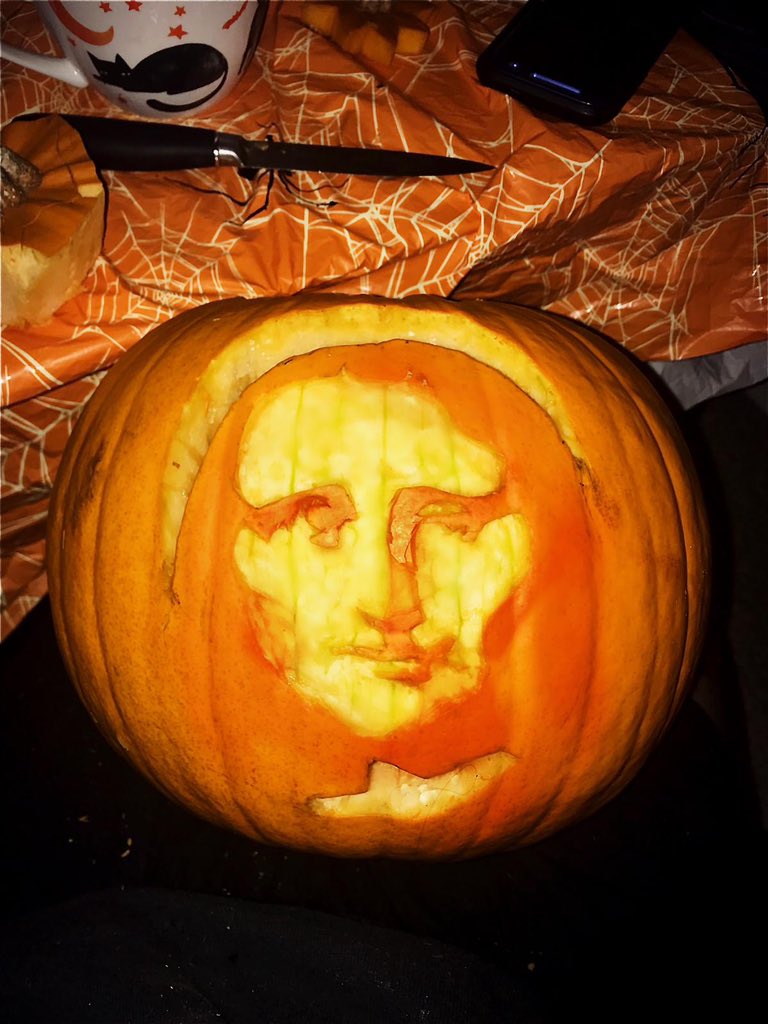 mlliei's tweet photo. Eva’s pumpkin vs mine :/ https://t.co/yArA9RA4rj
