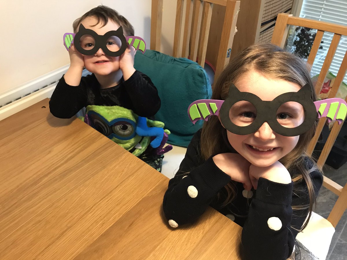 MrsArcticride's tweet photo. Spent the day carving pumpkins, dressing up, playing spooky games, making a window display and having a #Halloween2020 party picnic 🥰 Shame we couldn’t trick or treat but we still had a good day 🎃 👻 🕷 #stuartclan #spookystuarts https://t.co/P5SaOos4pz