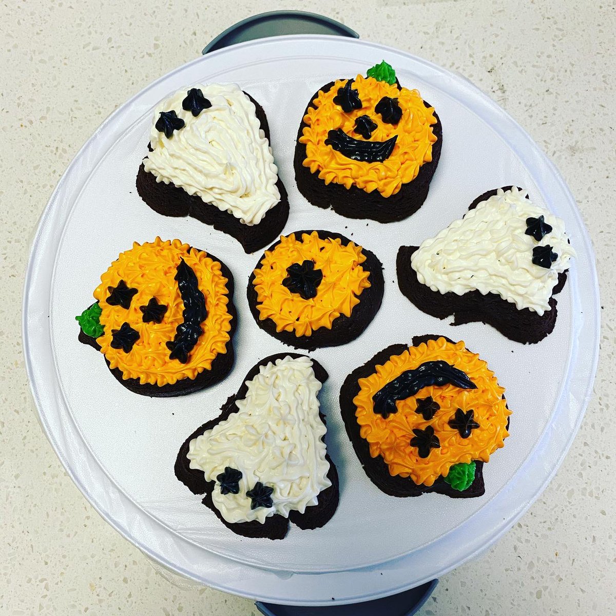 NewStargateFan's tweet photo. #happyhalloween #halloween2020 #halloween #bakingmode #beforeandafter #bettycrocker #duncanhines https://t.co/UuIAYkPbzN