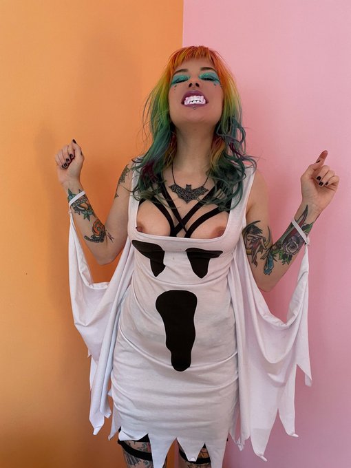 Happy Halloween. Do I have lipstick on my fangs? https://t.co/S7Vip6kJNV<a href="/tag/suicidegirls"class="tags"><span>#suicidegirls</span></a>