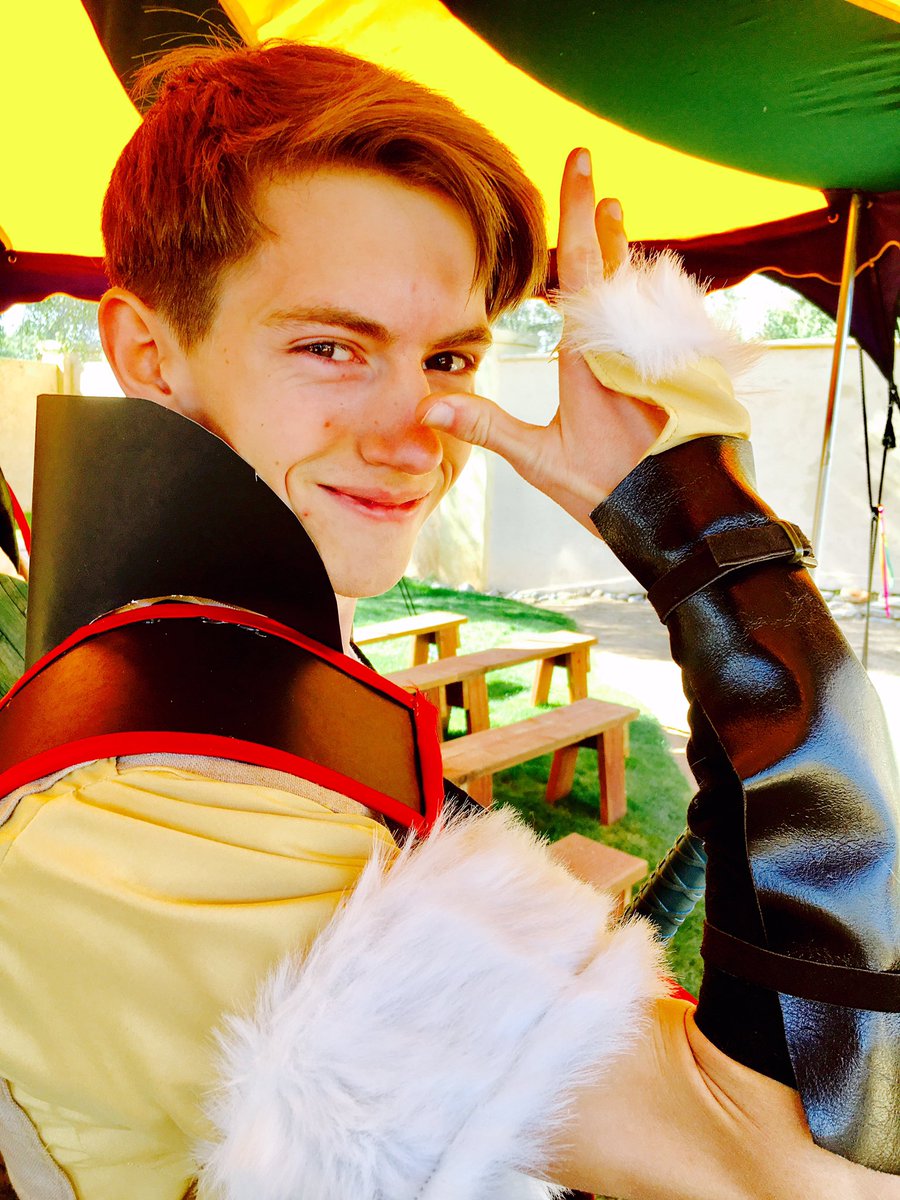BraedenGilliss's tweet photo. For Halloween, I will be donning the attire of The Chosen One, Owain Dark! And yes, The Scion of Darkness is wielding none other than The Evil’s Bane itself, The Master Sword!

@KaijiTang #OwainDark #FireEmblem #FireEmblemAwakening #FireEmblemHeroes #Halloween #MasterSword https://t.co/5xX7XsCwq3