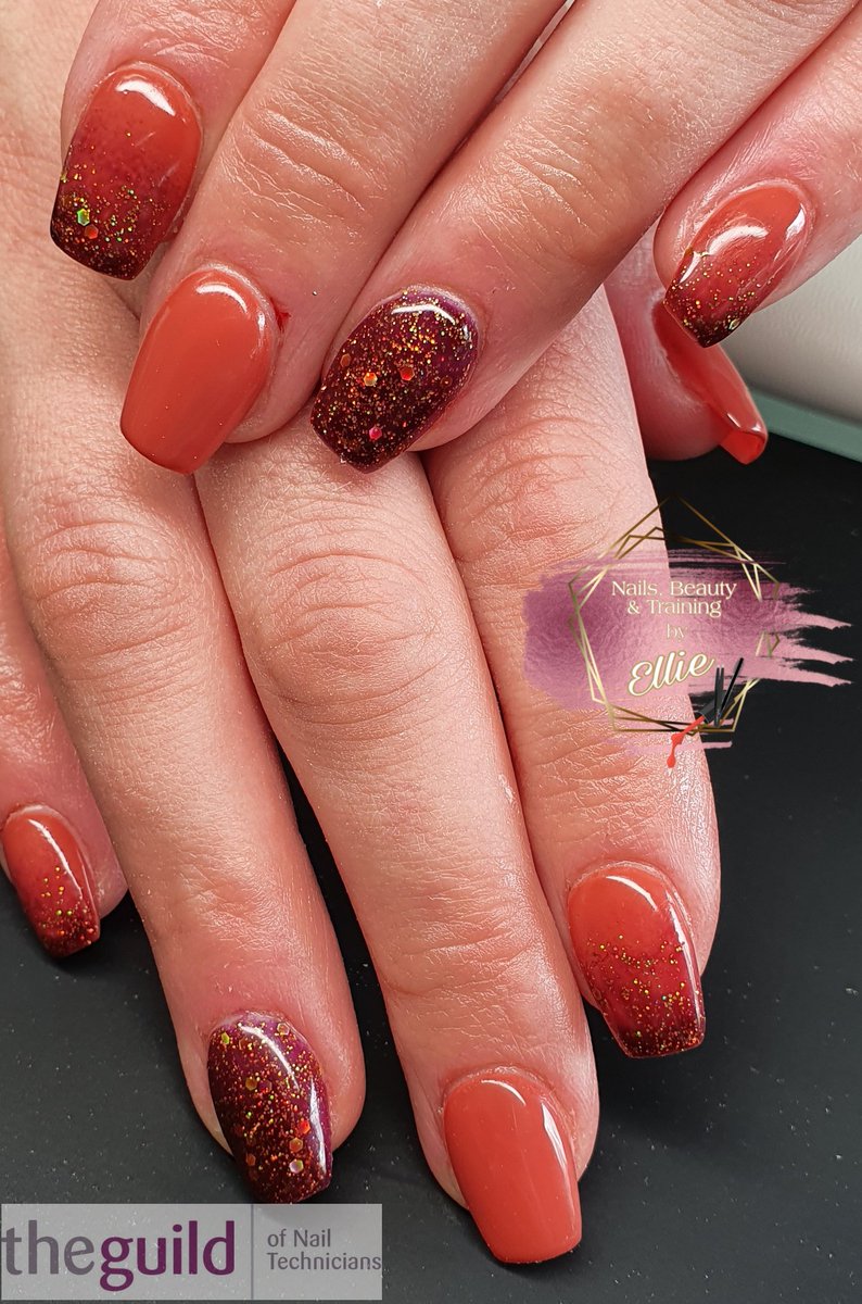 Autumn feeeeeeeels! #showscratch #scratchmagazine #nailart #nailsalon #nailsonfleek #nailartist #nailpro #gelpolish #nailtechnician #guildnewsbeauty #glitternails #nailtraining #nailcourse #nailcourses #nailcourseshull #accreditedcourses #thebeautyguild