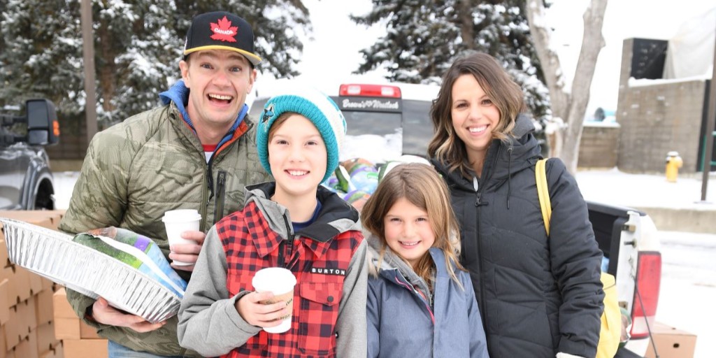HolidayHamper's tweet photo. WOW! Can you believe it? We’re halfway there! Thanks to the generosity of Edmontonians, more than 600 families in #yeg will receive Holiday Hampers this season. 

We still need your help in providing 600 more hampers to deserving families.

Sign up: https://t.co/R3kxEK5yG2 https://t.co/7IbF3ozR6U
