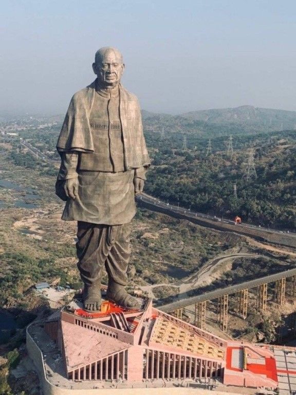 Самая высокая статуя в мире высотой 182 метра находится  в Индии