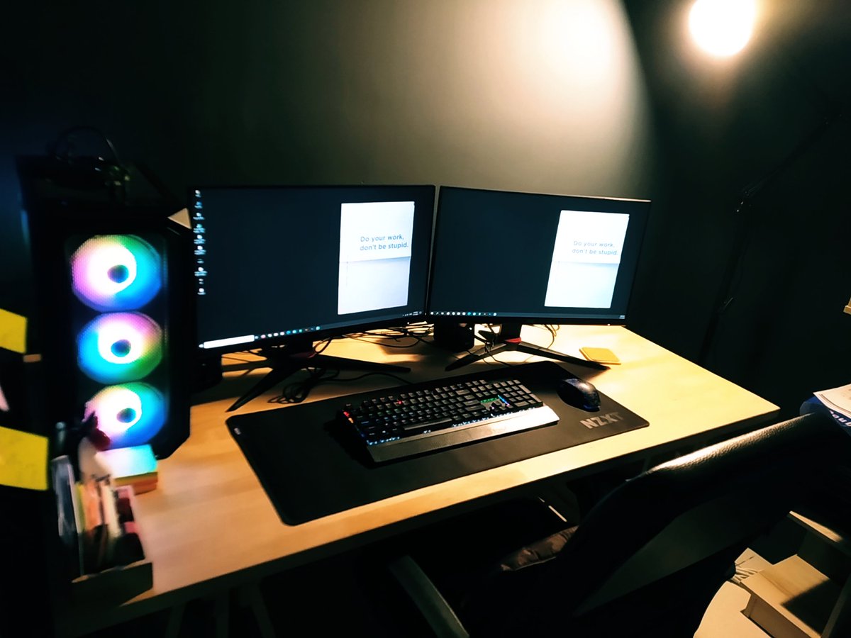 FiskaYenitaFK_'s tweet image. Dark, classy &amp;amp; privacy. Perfect.

#homeworkspace