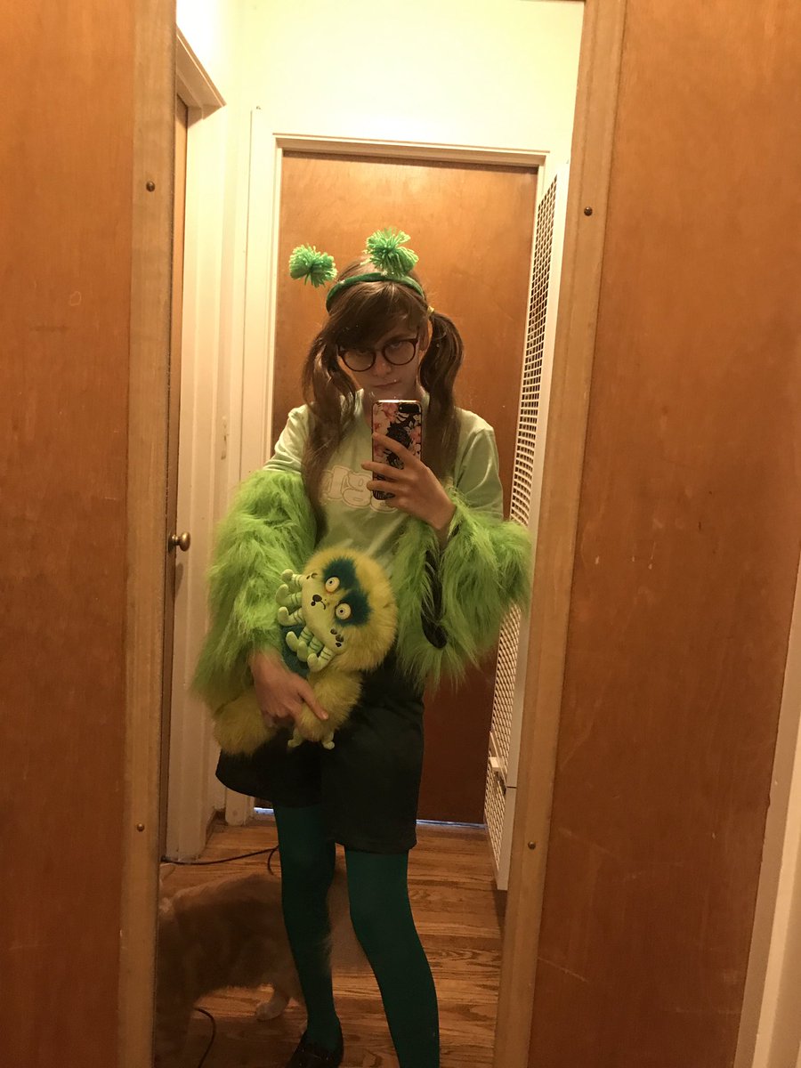 stardraw123's tweet image. HAPPY HALLOWEEN YOOOO i’m going as a sniggle from black friday !!! (featuring my cat popcorn) @TeamStarKid #wiggly #blackfriday #sniggle #Halloween2020