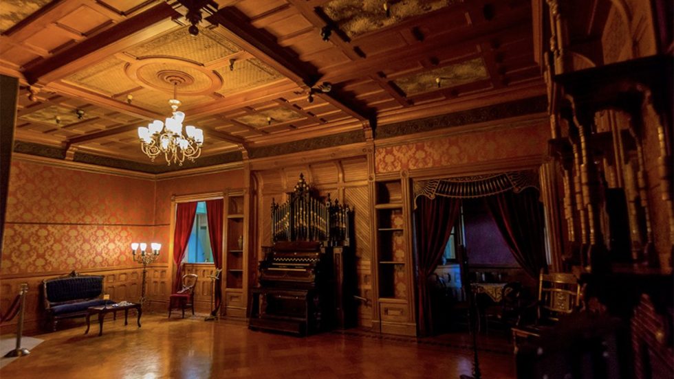 AdelphiUMag's tweet image. This Halloween, go inside the Winchester Mystery Mansion with general manager Walter Magnuson '02 and find out how he's been operating this "haunted" tourist attraction during a pandemic. bit.ly/3mDqTbU