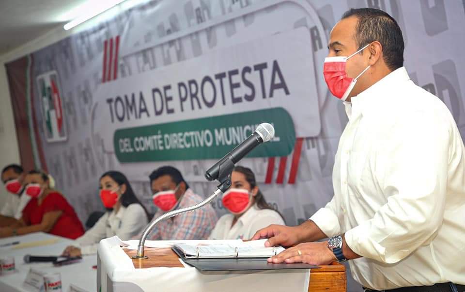 Felicito a Valeria Aragón y Remigio Sánchez Trinchán, por asumir el cargo de presidenta y secretario, respectivamente, del comité directivo municipal del PRI Isla Mujeres, estoy seguro de su compromiso y sé que realizarán un gran trabajo. 

#FuertesYUnidos