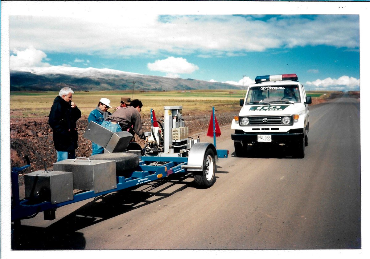 caminerosperu's tweet photo. #CaminerosConsulting Proyecto Carretera Guaqui-Desaguadero, Bolivia. Primer proyecto pionero en Latinoamérica con carpeta asfáltica con Asfalto Modificado con Polímeros SBS, 1999-2000. Evaluación Estructural del Pavimento deflexiones FWD, concluida la construcción (APSA, Chile). https://t.co/CHphtaotOM