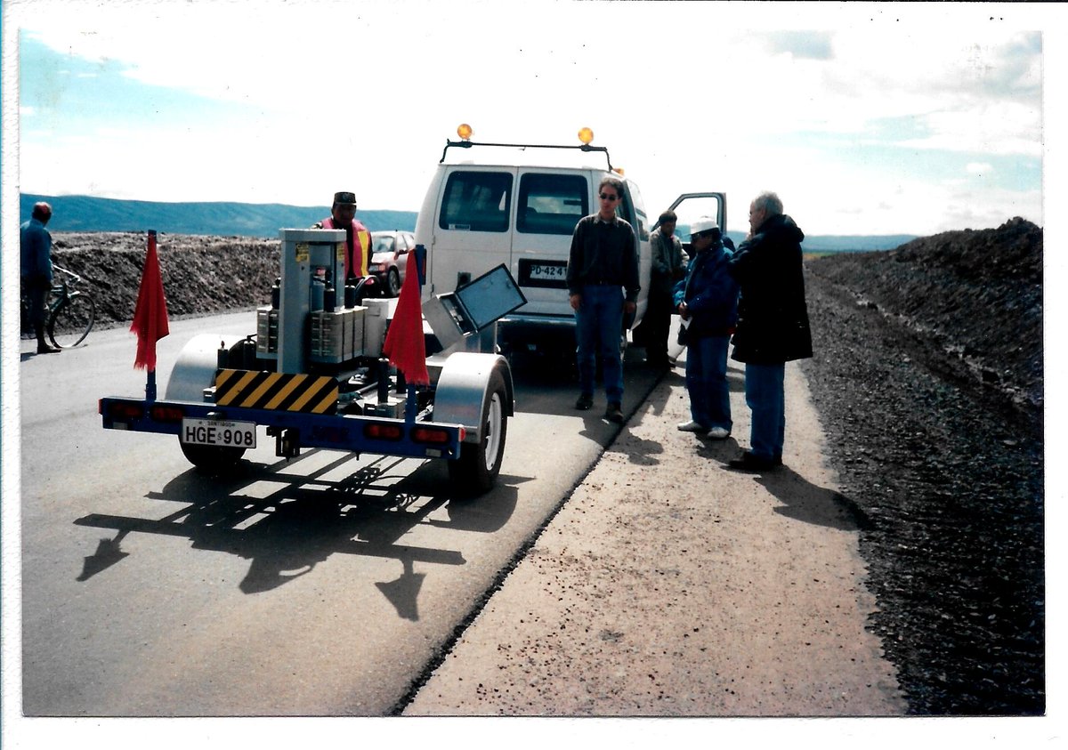 caminerosperu's tweet photo. #CaminerosConsulting Proyecto Carretera Guaqui-Desaguadero, Bolivia. Primer proyecto pionero en Latinoamérica con carpeta asfáltica con Asfalto Modificado con Polímeros SBS, 1999-2000. Evaluación Estructural del Pavimento deflexiones FWD, concluida la construcción (APSA, Chile). https://t.co/CHphtaotOM