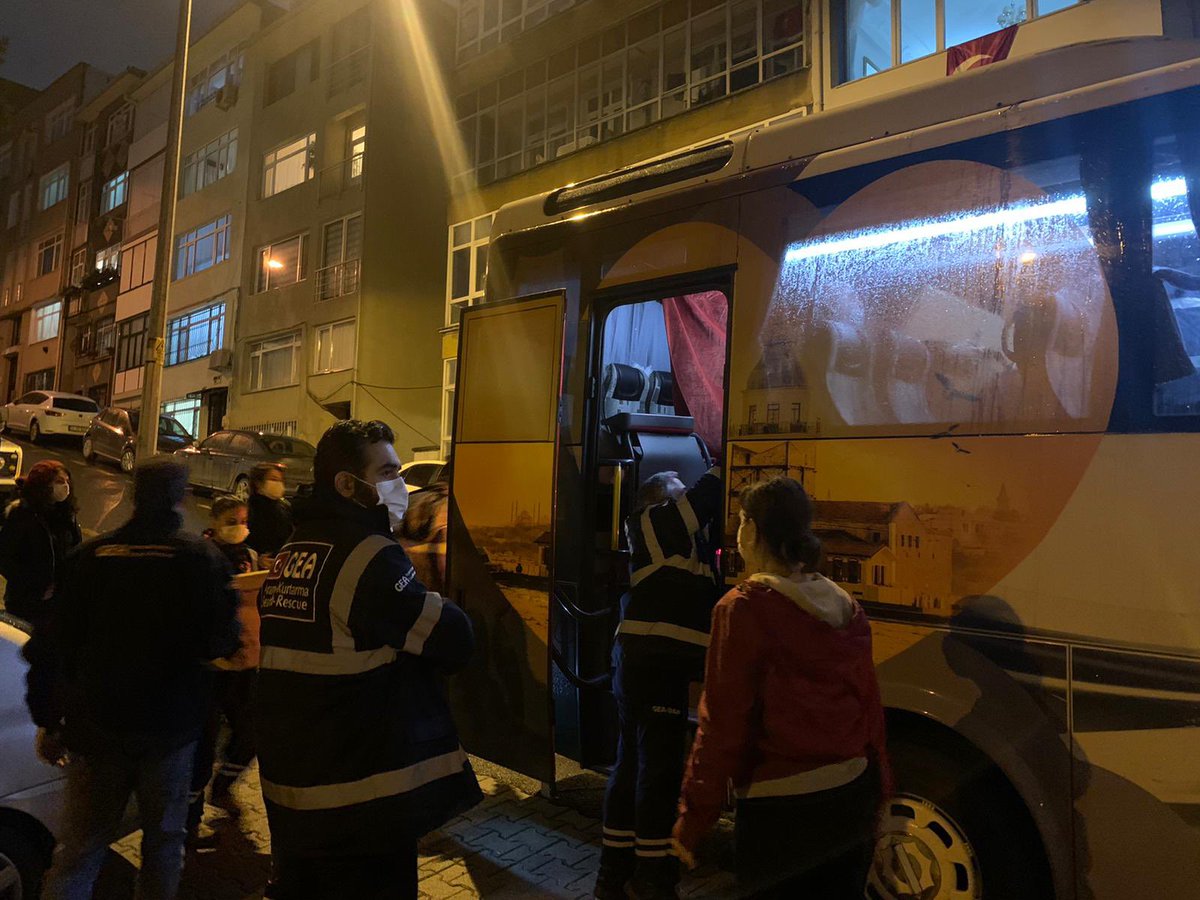 hilmiturkmen34's tweet photo. Dün akşam Üsküdar’dan dualarla uğurladığımız GEA Arama Kurtarma ekibi, bugün bir anne ve ikiz yavrularını enkazdan sağ salim kurtardı. Helal olsun size arkadaşlar. Allah yardımcınız olsun... https://t.co/jmzwtYf30L