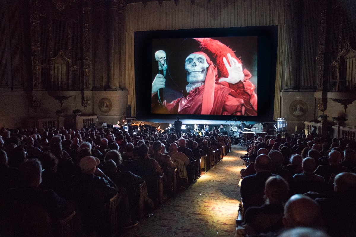 sfsilentfilm's tweet photo. The Phantom wishes you a Happy Halloween! Here he is on screen at #ADoS2019! https://t.co/UqhoId5QWs

Image credit: Heather Hyrciw https://t.co/nariHrGotH