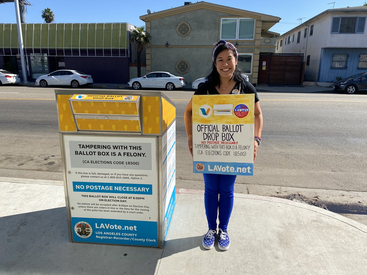 BeverlyYanuaria's tweet photo. Hello! This is your friendly neighborhood LA County Ballot Box reminding you that there are over 400 official ballot boxes just like me, including right in front of your local library. 

Happy Voting! Happy Hallowe’en! 🗳🇺🇸🎃
@LACountyRRCC https://t.co/mcirLt6E1a