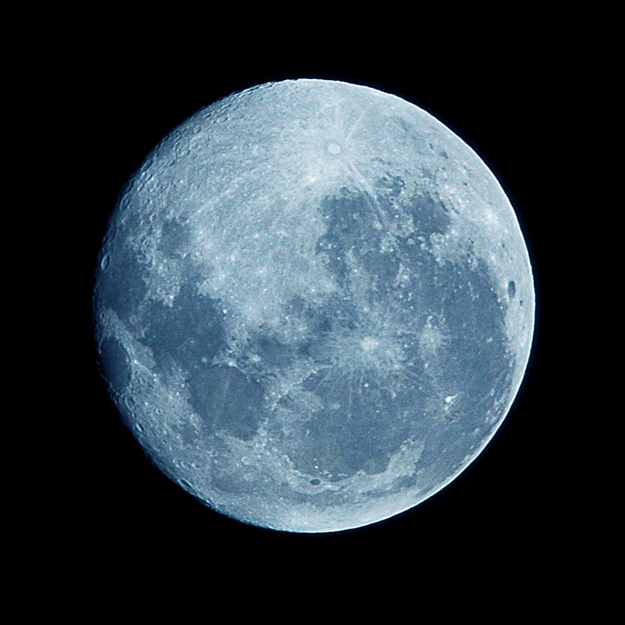 LaZonaCoacalco's tweet photo. Hoy 31 de #Octubre ocurrirá un fenómeno poco común conocido como la #LunaAzul, no volverá a repetirse hasta el 2039. 🌙 https://t.co/YmtdkjpaQY