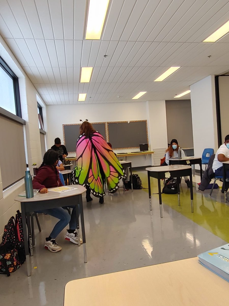 MmeShipton's tweet image. Socially distanced &amp;amp; masked, Halloween at Frassati still a hoot. Students had a great day— dance parties, green screen photo booth &amp;amp; of course vocabulary BINGO! #COVIDteaching #Makingthebestofit