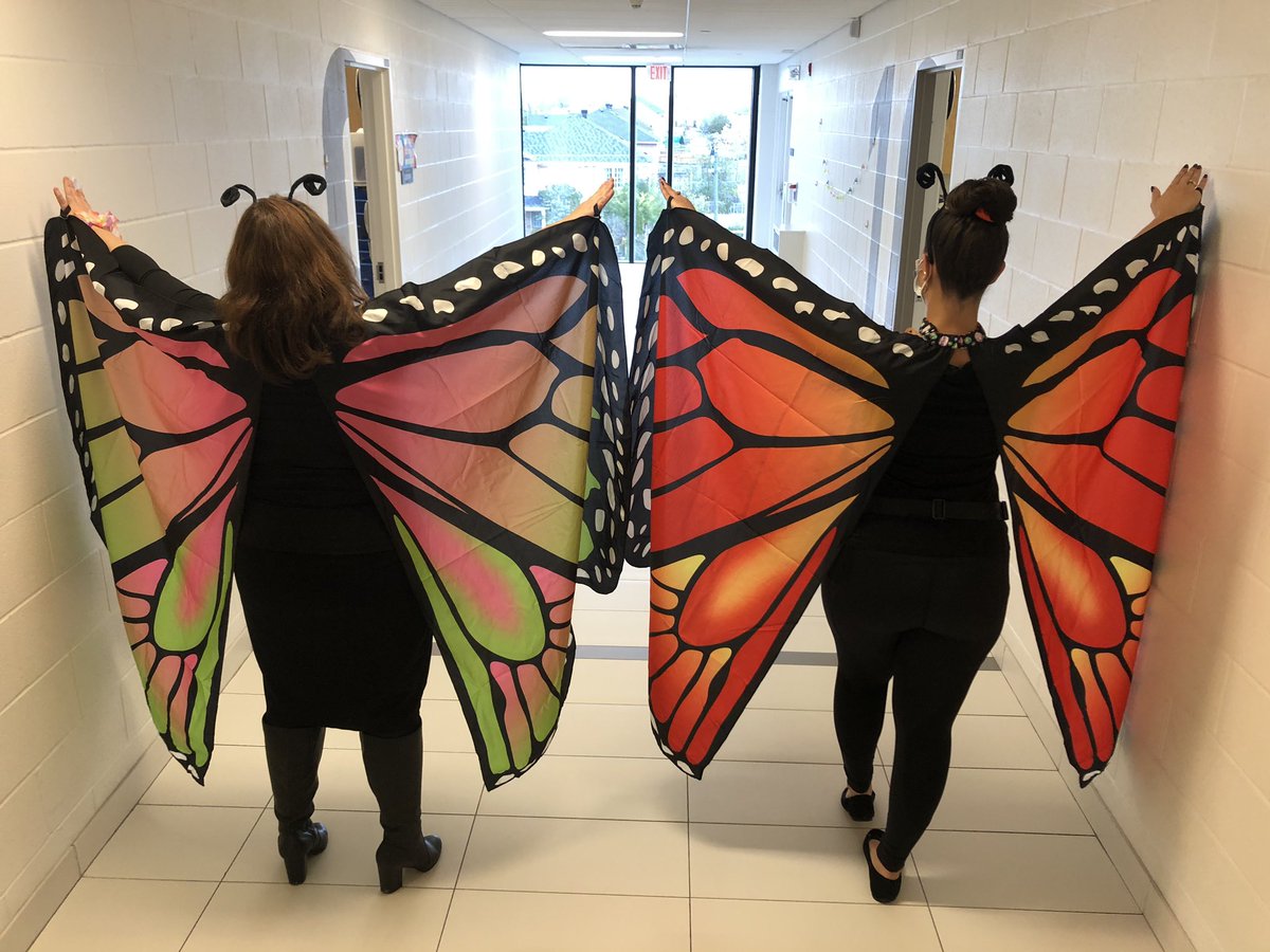 MmeShipton's tweet image. Socially distanced &amp;amp; masked, Halloween at Frassati still a hoot. Students had a great day— dance parties, green screen photo booth &amp;amp; of course vocabulary BINGO! #COVIDteaching #Makingthebestofit