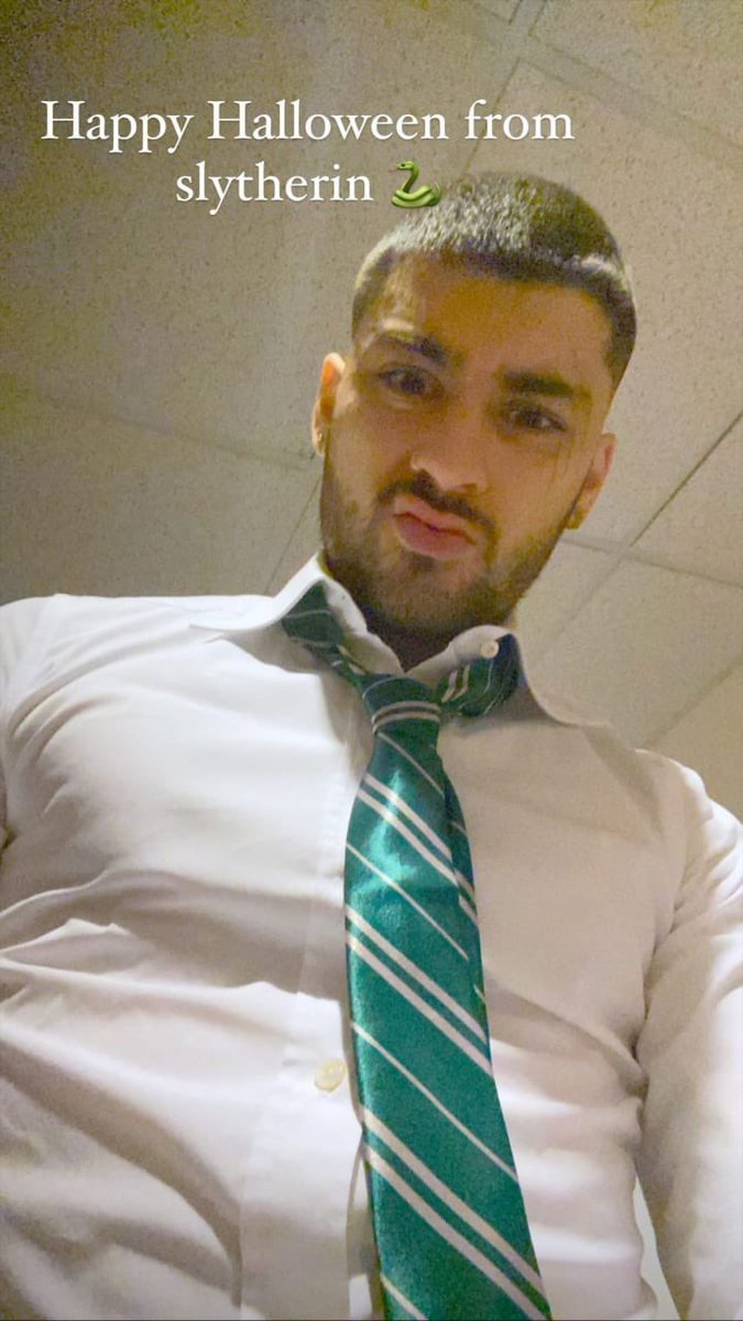 postszayns's tweet photo. HE LOOKS SO GOOD https://t.co/EYcgeAYyNN