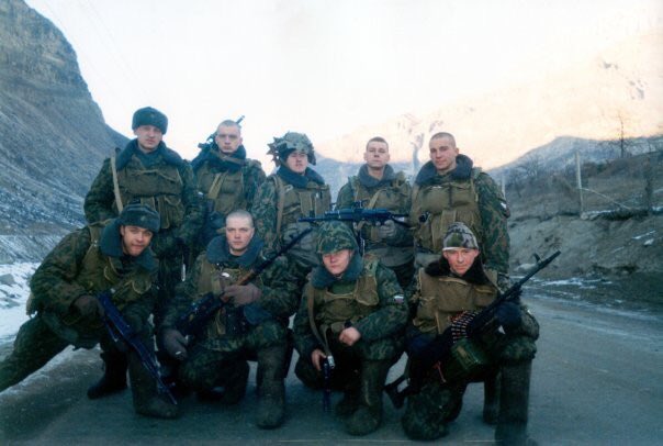 1 ноября 1977 родился 
Александр Владиславович
ЛЕБЕДЕВ-разведчик 104 гв. ДШП

29 февраля 2000 в Чечне в бою за высоту 776, вынес из-под огня раненого командира. Вёл бой до последнего патрона, был ранен. Когда боевики приблизились, бросился в их гущу с гранатой

ГЕРОЙ РОССИИ(посм)