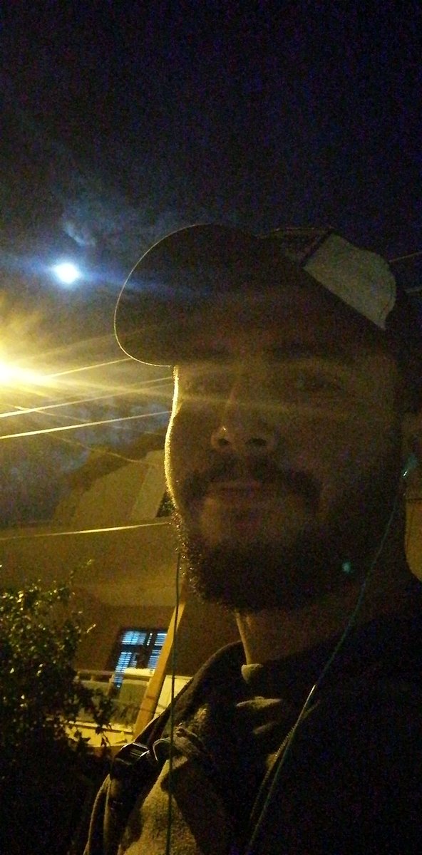 Doğru söyleyin mavi ve ben göremiyorum demi annem üzülmiyim diye yok oğlum yok aynı diyor..