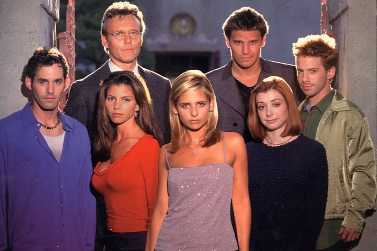 GhostCritic's tweet photo. What is it with this #HocusPocus obsession this #Halloween when you should all be watching the #ScoobyGang in action @SarahMGellar @David_Boreanaz @alydenisof @AllCharisma @NicholasBrendon @SethGreen https://t.co/n2jAcPqnyW