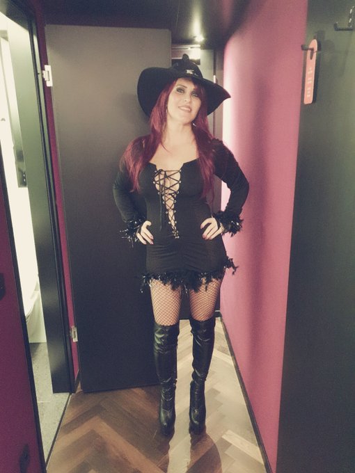 Happy Halloween. Schau mal auf https://t.co/M5cNEdLzTo dort gibt es KOSTENLOS mehr von mir zu sehen Kisses<a href="/tag/dirndl"class="tags"><span>#dirndl</span></a><a href="/tag/oktoberfest"class="tags"><span>#oktoberfest</span></a><a href="/tag/wiesn"class="tags"><span>#wiesn</span></a><a href="/tag/lederhosen"class="tags"><span>#lederhosen</span></a>
