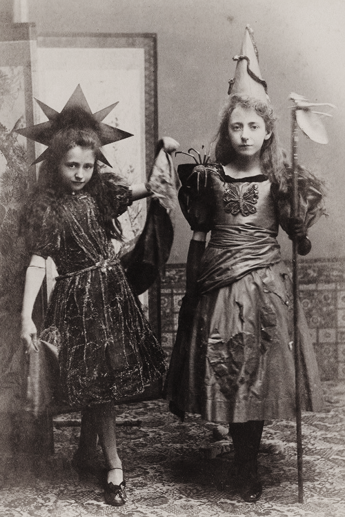 HistericalPod's tweet photo. Happy Halloween from @AnastasiaW @JennaBusch and @HistericalPod!!!! Check out our history of #Halloween and #DiaDeLosMuertos podcasts on @spotify @stitcher and @iTunes! 

(Photo credit: https://t.co/9MMqn5vMXf)https://t.co/9MMqn5vMXf) https://t.co/CuJE0NyYrf