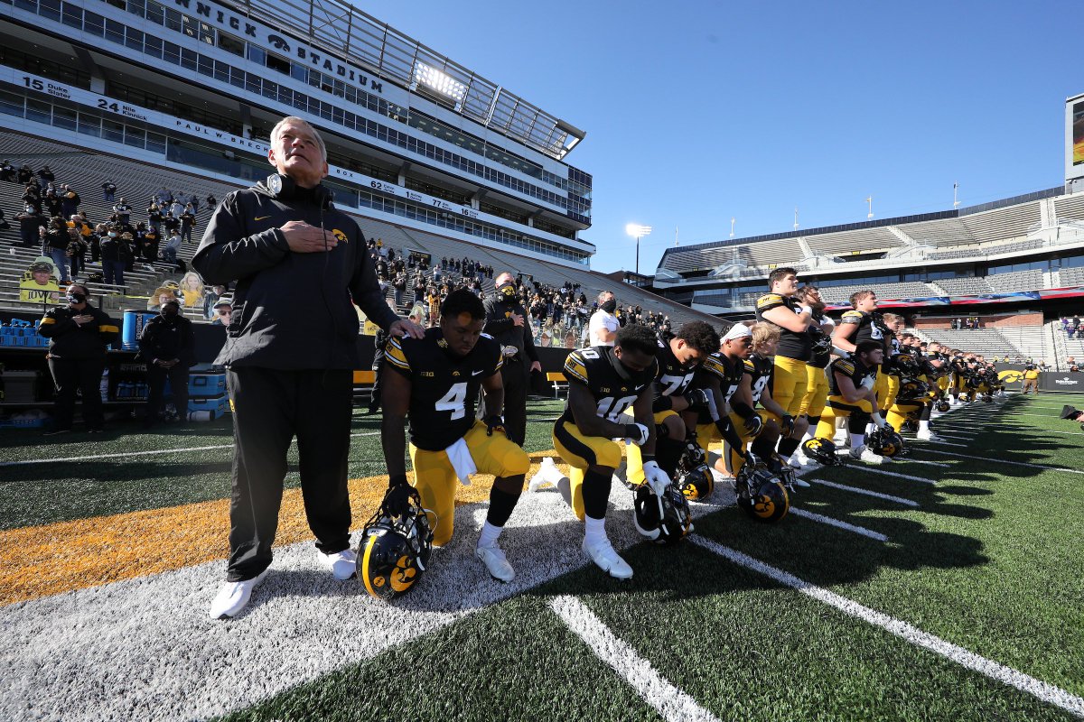 HawkeyeFootball's tweet photo. United as one family. 

#Hawkeyes https://t.co/5kjLciL4Pa