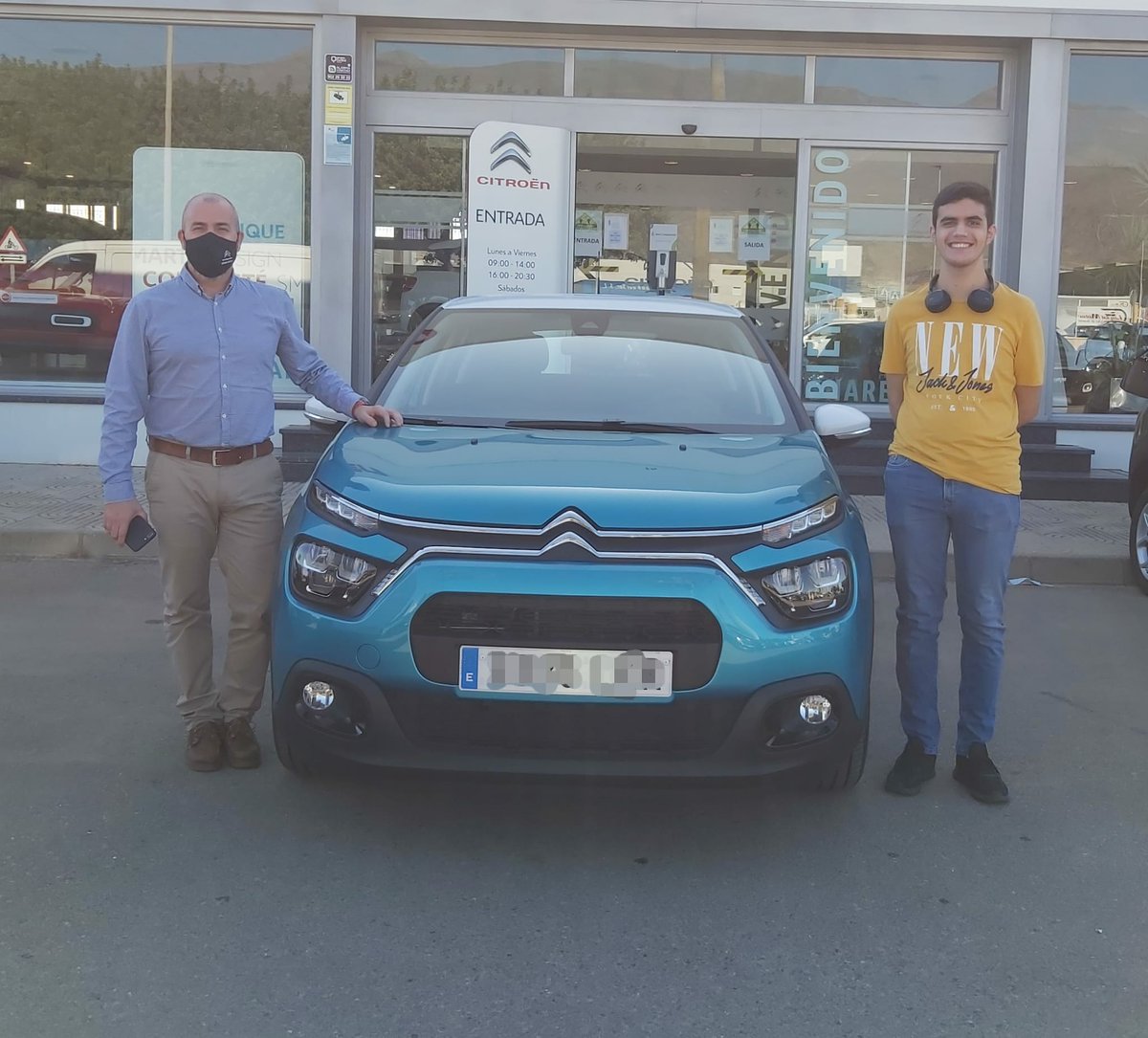 EjidoMotor's tweet photo. No todos los días se puede #estrenarcocheenAlmería. 🤔
En esta ocasión le ha tocado a David, que ya disfruta su #NuevoC3. 😀
Vuelven a decir #MiCitroënesdeEjidoMotor. 😎
Gracias por seguir confiando en #EjidoMotor. 😉
#MoveinSpain #CitroënAlmería #ElEjido #RoquetasdeMar #Adra https://t.co/xJNV55Lsbm