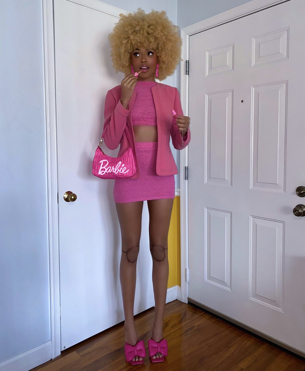 siennajori's tweet photo. Alexa play black barbies by @NICKIMINAJ https://t.co/AD7YpnGdNQ