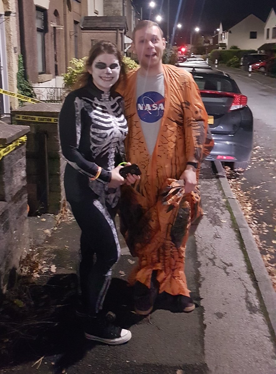DamoIsherwood's tweet photo. The church lane & ploughfields massive sends big thanks to Jude @JudyJudeJules & Dec for amazing community organising & spirit 👏❤️🎃 #Halloween2020 #Wingates #Westhoughton @TheBoltonNews @MENnewsdesk https://t.co/OpQlDMZYdO