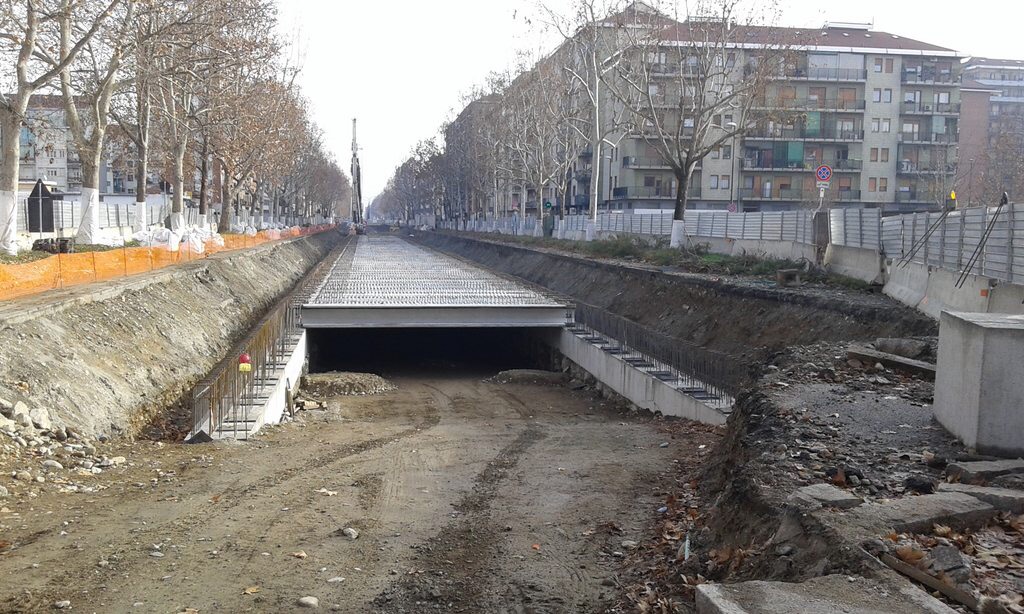 A quick thought: Most of the new metro/LRTs lines is LA are being dug under 30-40m wide straight boulevards. Turin is building a mainline 2.7 km 2-track rail C&C tunnel with one station plus a 400m long road underpass in the middle of a 50m wide boulevard, for 175M€.