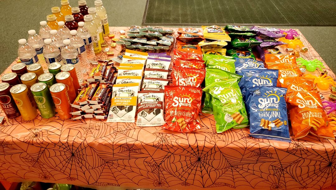 uaflibrary's tweet image. Happy Halloween from Rasmuson Library. Snacks are available today (Oct. 31) from noon-6:00pm. Stop by for a treat.

We have chips, trail mix, granola bars, jerky, chocolate, water, vitamin water and sparkling juice. 

#HalloweenintheLibrary
