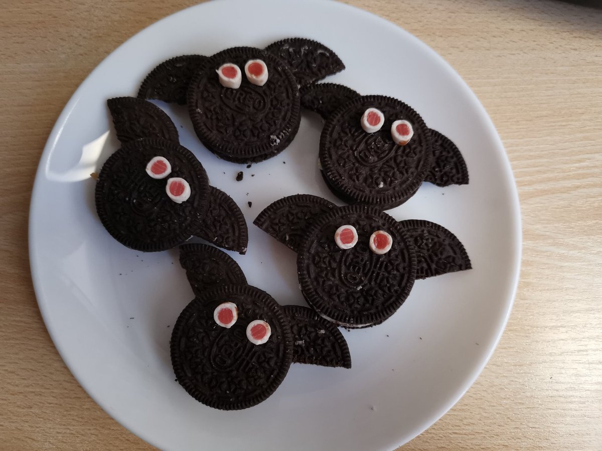 sergioklle's tweet photo. #TardeDeReposteros #MomiasSalchicha #MurcielagosOreo #GalletasDeHalloween
#TrucoOTrato #happyhalloween🎃👻 https://t.co/cEn0TdXB2o