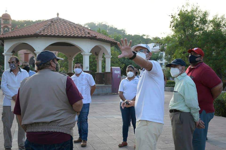 drgiovannehux's tweet photo. Ayer acompañado del subdirector del CIP Huatulco @Fonaturmx y del gerente de Fonatur Infraestructura, realizamos una supervisión de los trabajos que se ejecutan con recursos federales en el centro de La Crucecita, Santa Cruz Huatulco. 

#ElCambioLoHacemosTodos https://t.co/C3t7mcPkAa