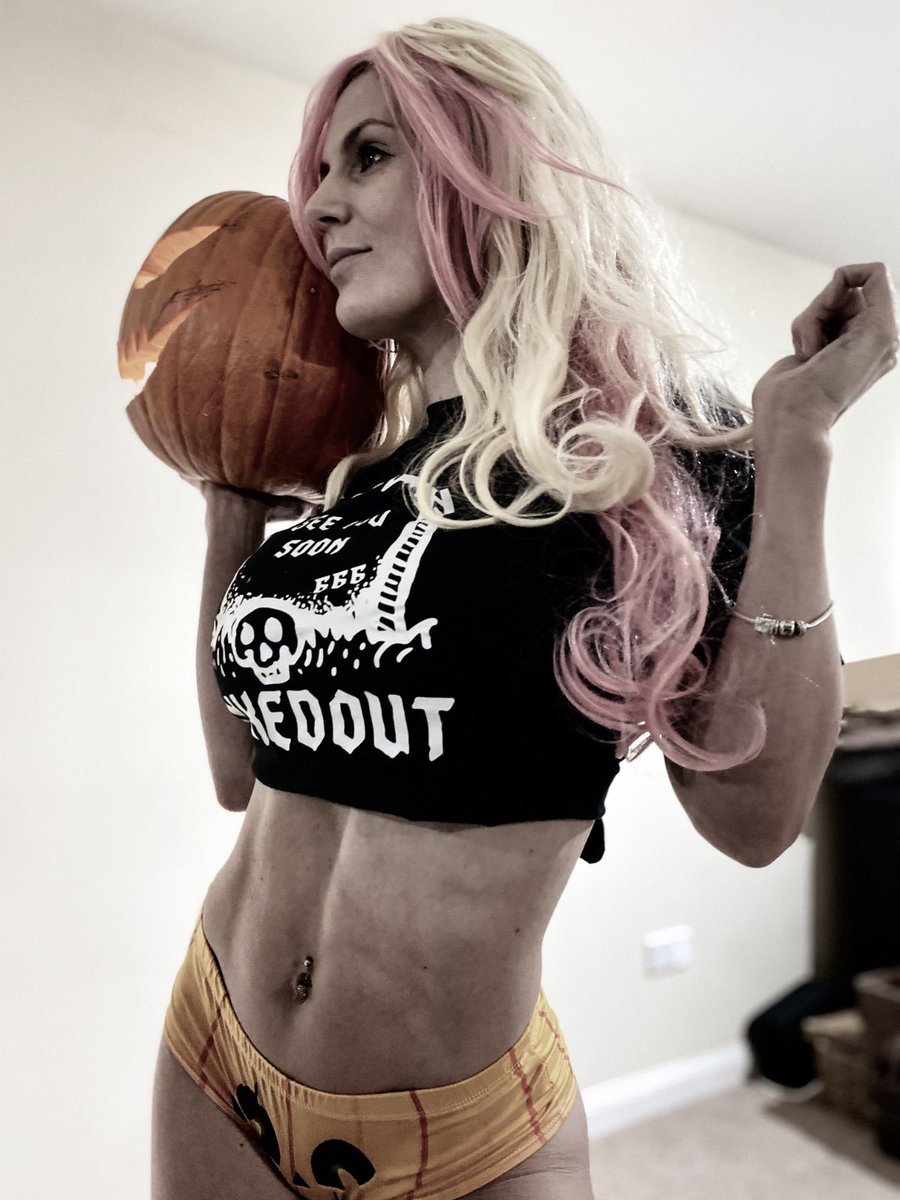 theleaway's tweet photo. Happy Halloween 🎃💛🎃#theleaway #inkedout #gamer #gamergirl #twitch #twitchstreamer #HappyHalloween https://t.co/xediWxiyLY