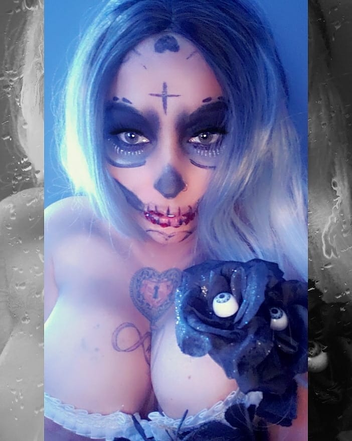MistressLadyPia's tweet photo. Happy Halloween you weirdos!! 
#justforfun #halloweenobsessed #halloween2020 #sugarskull #dommeetshalloween #dominatrix #deadoralive https://t.co/VVknC2QLaf
