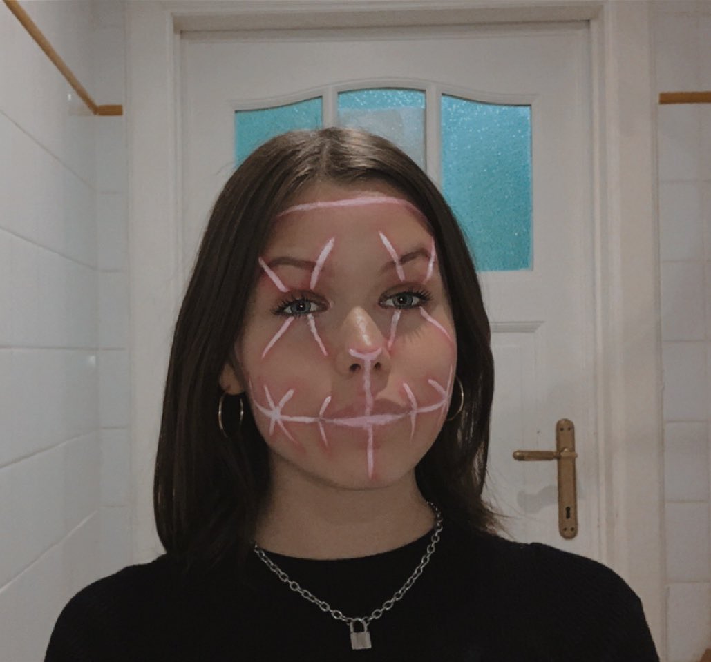 TPWKDARIA's tweet image. Hi @LiamPayne, 
So 2 hours ago i decided to try and do a halloween makeup for the first time and it didn’t turn great but it isn’t that bad :)) It’s a purge makeup hope you like it :)) #LPShowAct3 #LPMakeUpComp