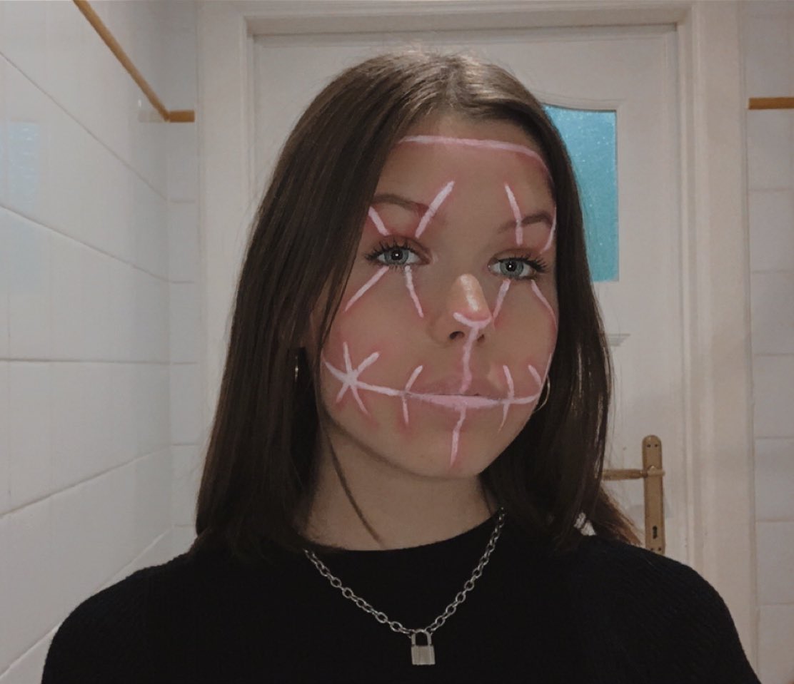 TPWKDARIA's tweet image. Hi @LiamPayne, 
So 2 hours ago i decided to try and do a halloween makeup for the first time and it didn’t turn great but it isn’t that bad :)) It’s a purge makeup hope you like it :)) #LPShowAct3 #LPMakeUpComp