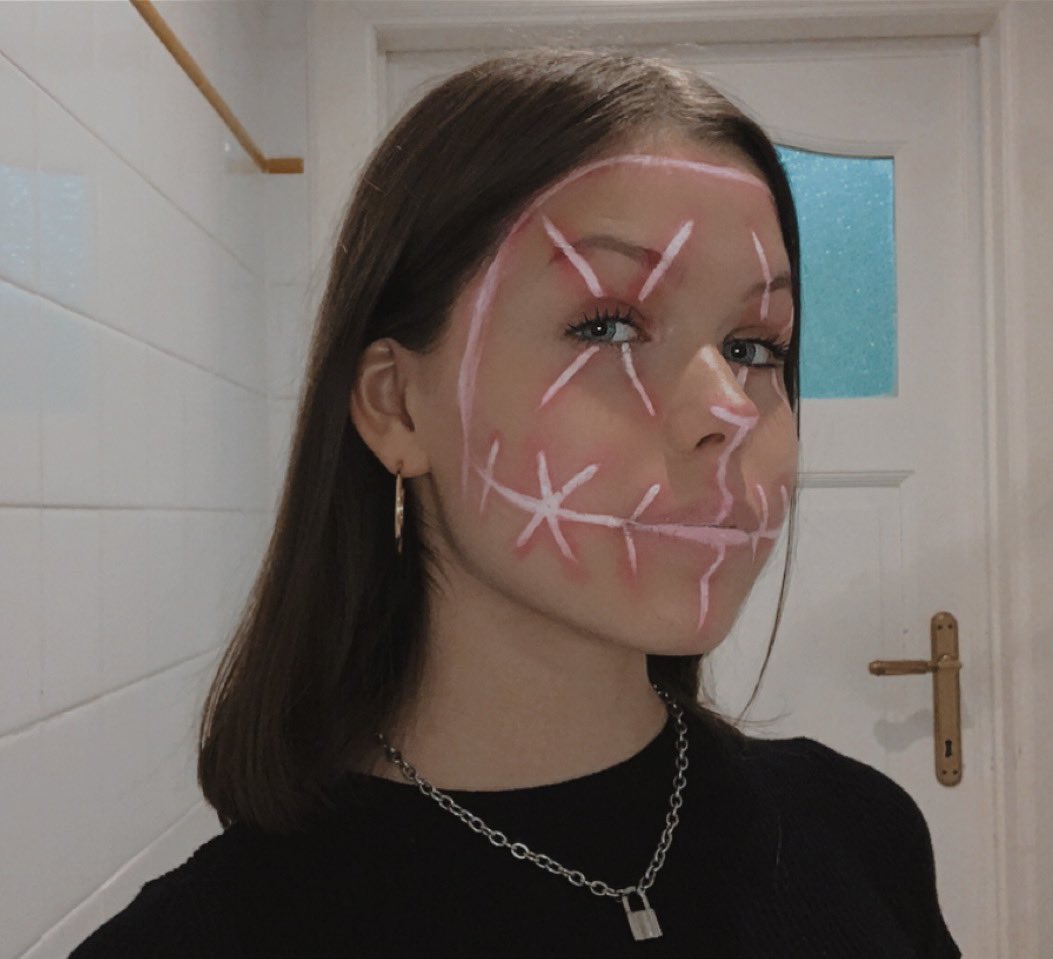 TPWKDARIA's tweet image. Hi @LiamPayne, 
So 2 hours ago i decided to try and do a halloween makeup for the first time and it didn’t turn great but it isn’t that bad :)) It’s a purge makeup hope you like it :)) #LPShowAct3 #LPMakeUpComp