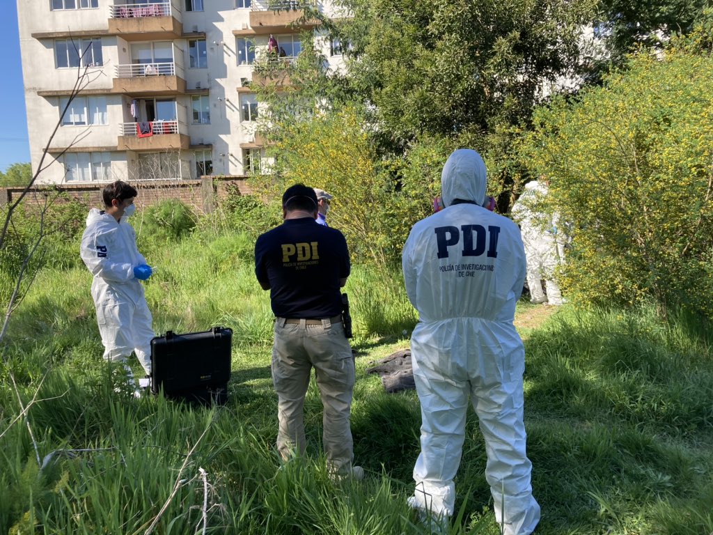 PDI_LosRios's tweet photo. [AHORA] Detectives de la Brigada de Homicidios y el Laboratorio de Criminalística Regional #Valdiviacl junto al Fiscal Carlos Bahamondes, perician sitio de suceso por hallazgo de cadáver femenino en calle Simpson esquina Lynch #LosRios #ElRanco #Valdivia https://t.co/Skz68AvJi7