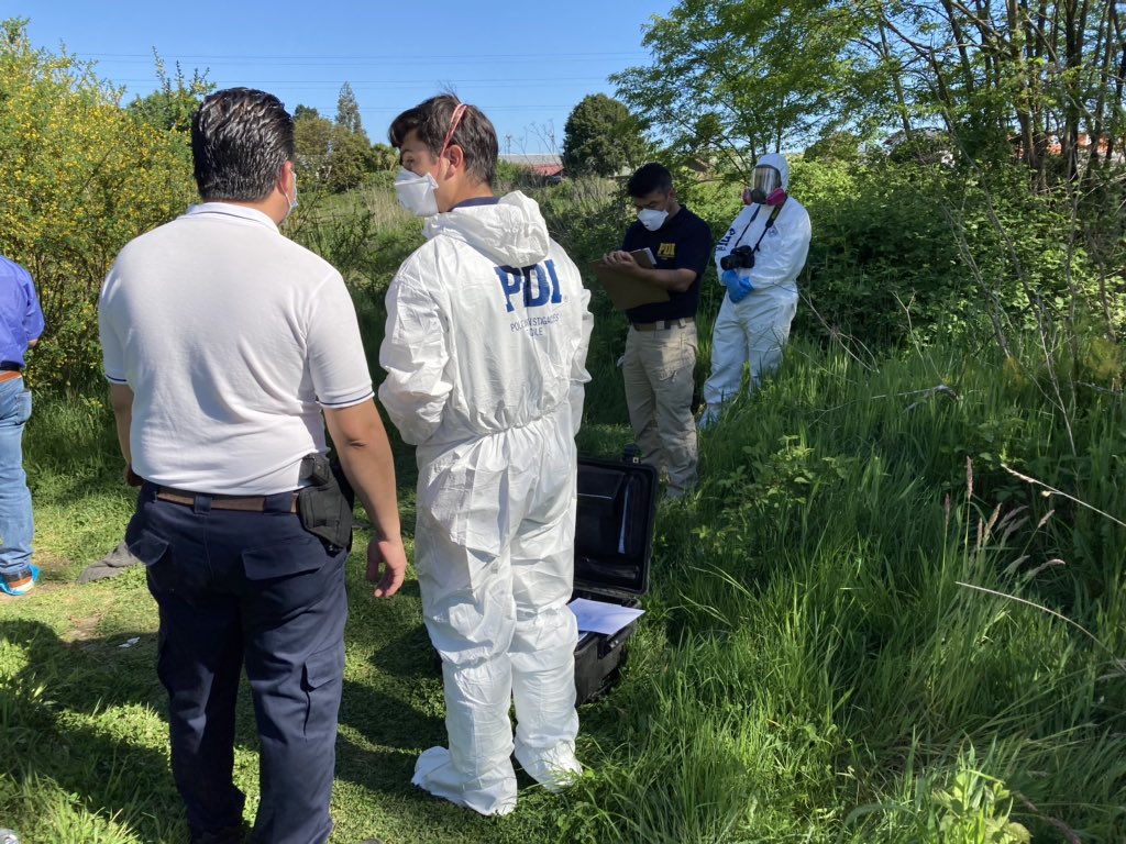 PDI_LosRios's tweet photo. [AHORA] Detectives de la Brigada de Homicidios y el Laboratorio de Criminalística Regional #Valdiviacl junto al Fiscal Carlos Bahamondes, perician sitio de suceso por hallazgo de cadáver femenino en calle Simpson esquina Lynch #LosRios #ElRanco #Valdivia https://t.co/Skz68AvJi7