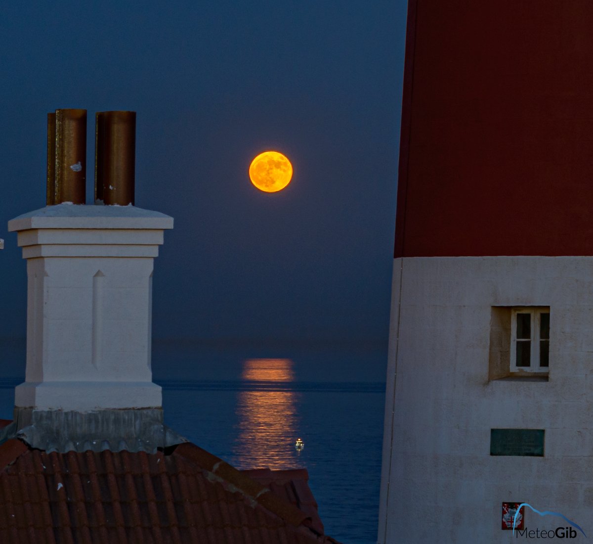 #Gibraltar #EuropaPoint #BlueMoon #Halloween - 31/10 - a beautiful sight in these troublesome times - and this little #sailing boat had the most perfect view ❤️