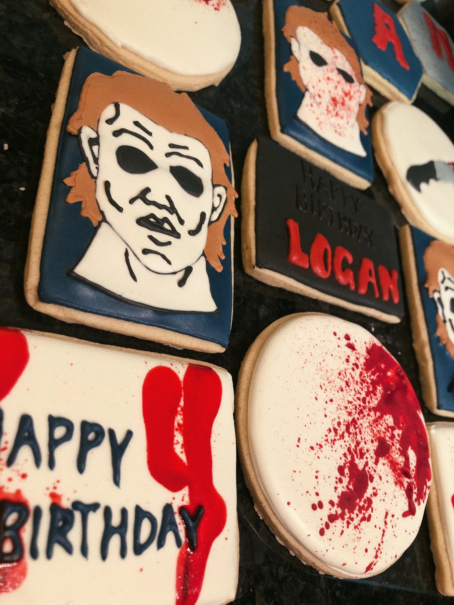 bethzombie_'s tweet photo. #halloween cookies 🔪🖤 https://t.co/Z3RiIV10KO