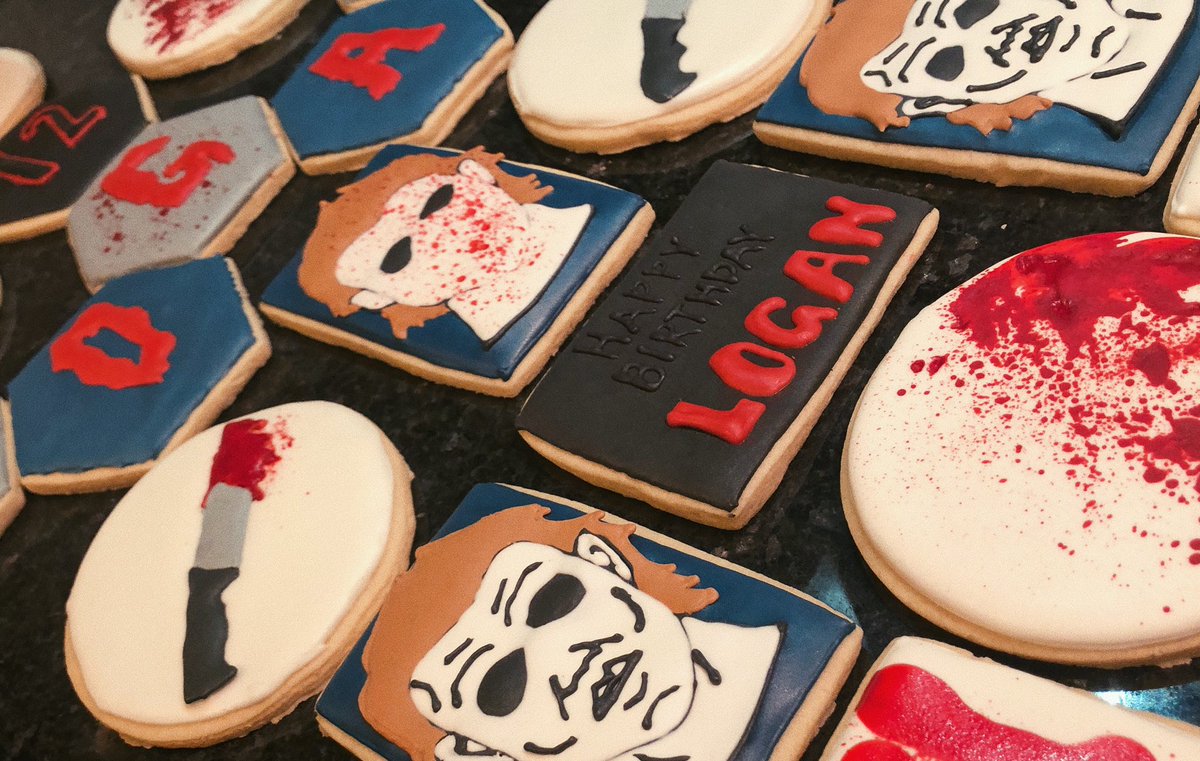 bethzombie_'s tweet photo. #halloween cookies 🔪🖤 https://t.co/Z3RiIV10KO