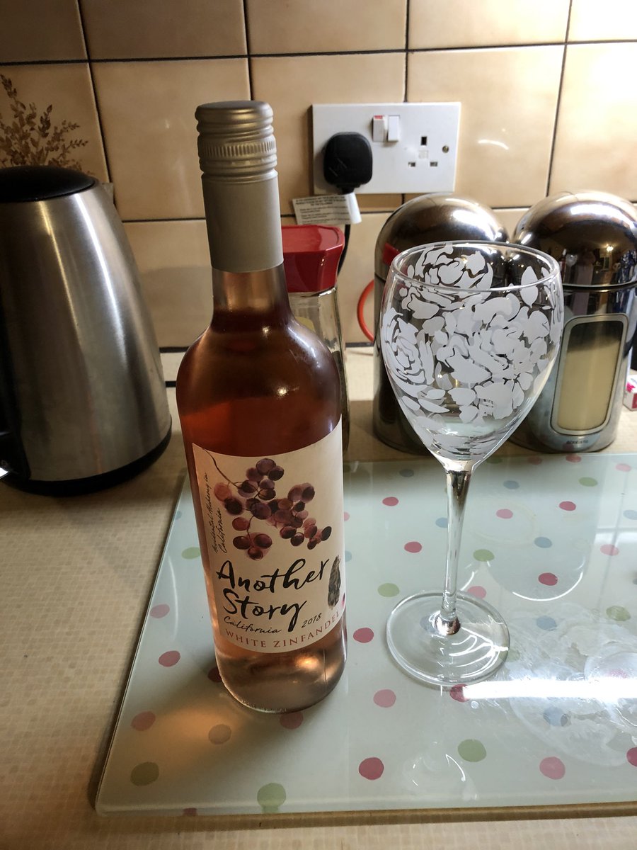 PinkNJ's tweet image. Thinking of all my fellow hairstylists tonight. We will get through this. But just for tonight let’s get drunk 💕stay safe 💕