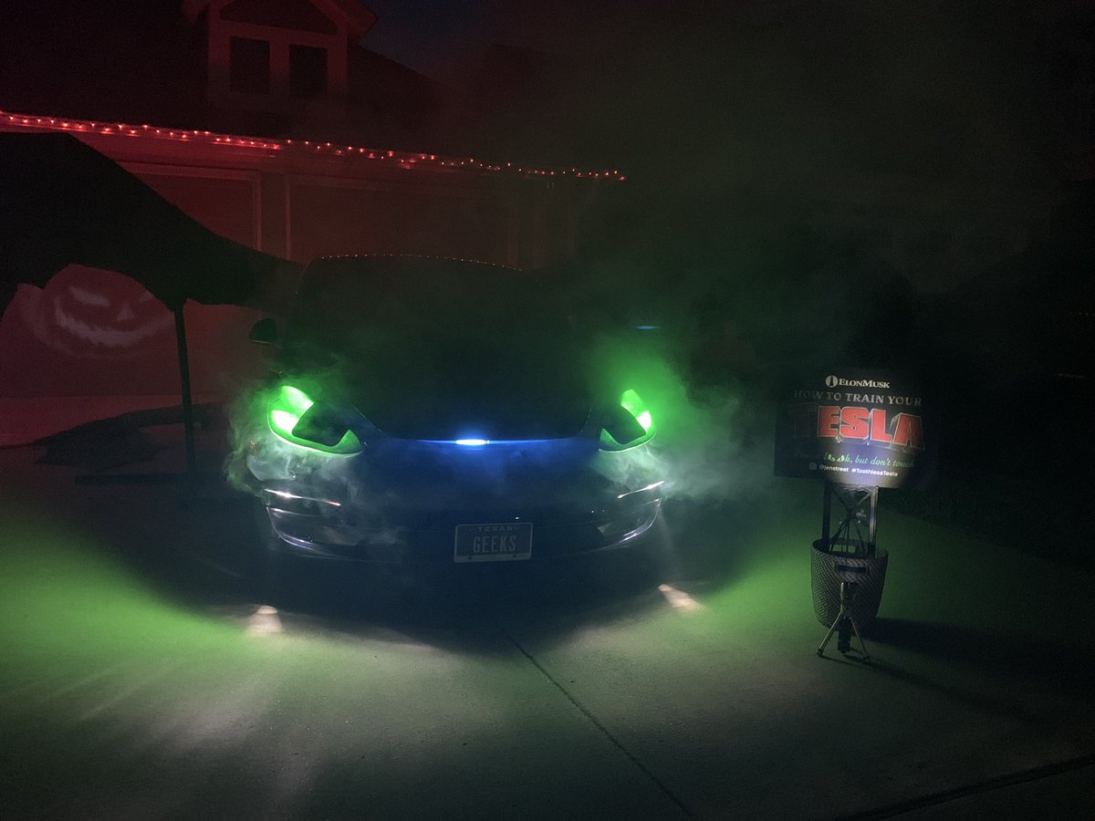 jenstreet's tweet photo. And that’s a wrap! #tesla #model3 #modely #httyd #howtotrainyourdragon #toothless #nightfury #modelx #halloween2020 #carcostume #teslacostume #teslahalloween #halloweentesla #elonmusk #teslamodel3 #toothlesstesla #lightfury @Dreamworks @Tesla @elonmusk https://t.co/HVC6YFwu2W