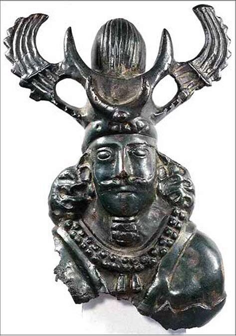 realgavinlee's tweet photo. Notice the head decorations of the warrior figures in the Tang Tombs. This special design has two wings and probably has a Sassanian Persian origin too. These “wings” influenced the design of caps in mandarins’ uniform in almost all East Asian countries for more than 1000 years. https://t.co/KMepmy7mP7