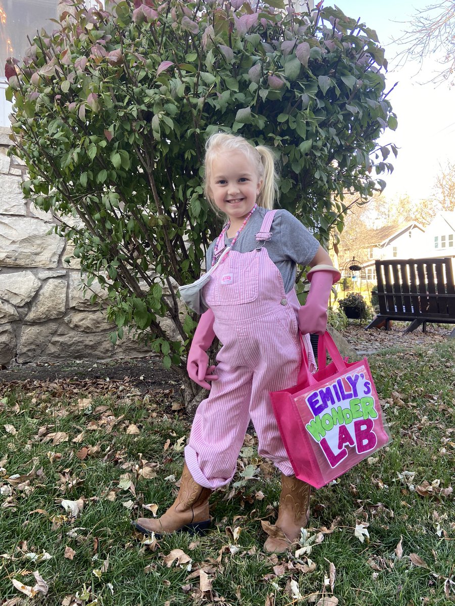 amyoshau's tweet photo. My gal was her favorite scientist, @TheSpaceGal In Des Moines, kids have to tell a joke to earn their candy. 

What do scientists use to freshen their breath? 

Experi-Mints! https://t.co/Rpkb8lo5aK
