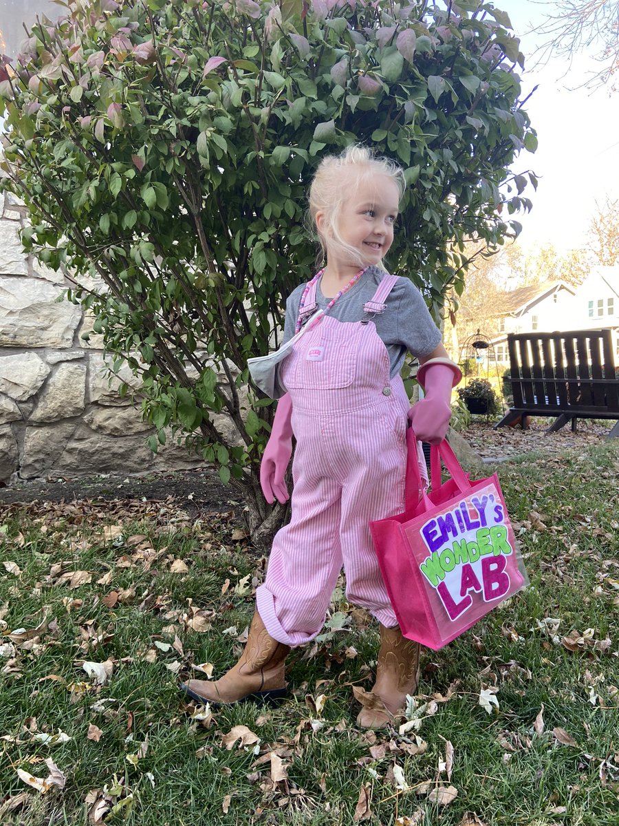 amyoshau's tweet photo. My gal was her favorite scientist, @TheSpaceGal In Des Moines, kids have to tell a joke to earn their candy. 

What do scientists use to freshen their breath? 

Experi-Mints! https://t.co/Rpkb8lo5aK
