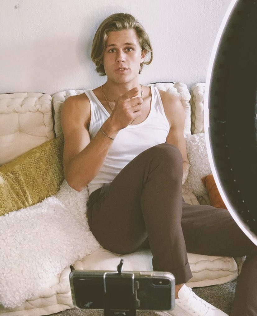 everyone say thank u owen for putting on that tanktop